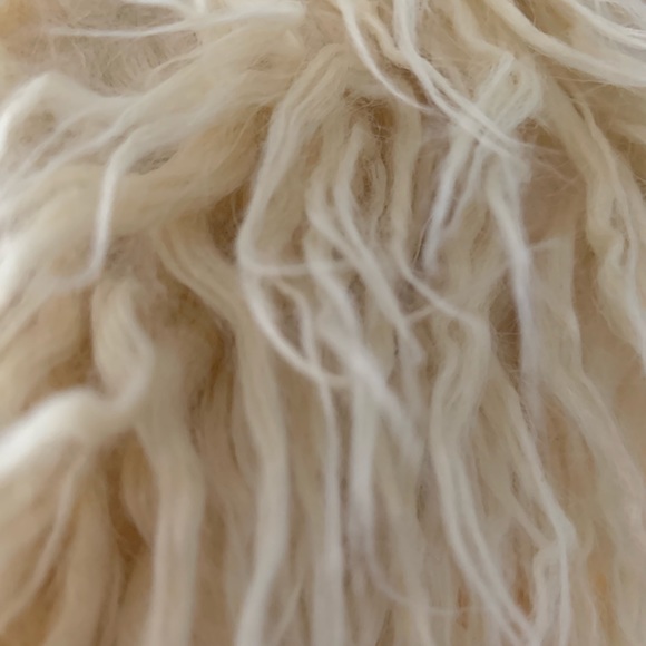 Women’s boutique creme color faux fur vest(L) - Picture 5 of 6